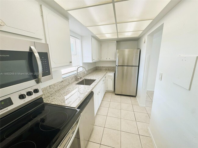 7340 SW 82nd St in Miami, FL - Building Photo - Building Photo