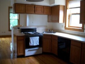 1337 W Wolfram St, Unit 2R in Chicago, IL - Building Photo - Building Photo