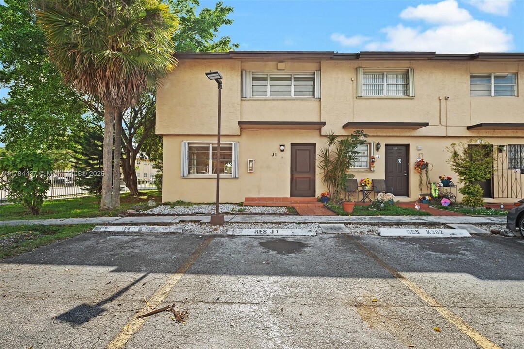 130 SW 108th Ave in Miami, FL - Building Photo