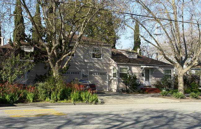 915 Warren St in Redwood City, CA - Foto de edificio - Building Photo