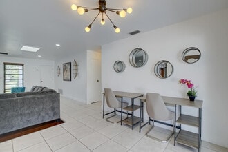 8001 NW 21st St in Sunrise, FL - Foto de edificio - Building Photo