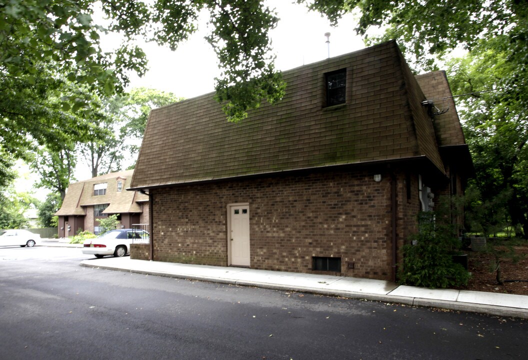 Ivy Apartments in Woodbridge, NJ - Building Photo