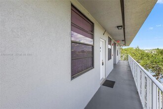 1524 Whitehall Dr in Davie, FL - Building Photo - Building Photo