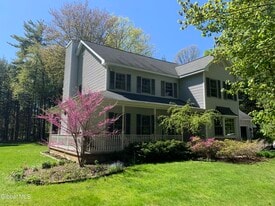 8 Amanda Ct in Saratoga Springs, NY - Building Photo