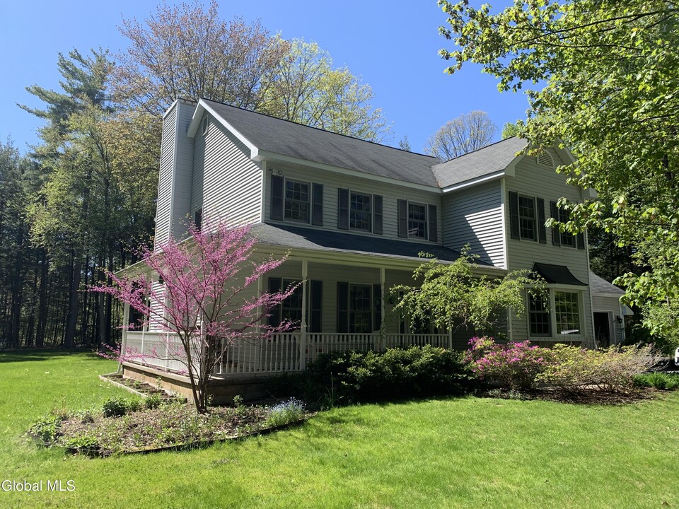 8 Amanda Ct in Saratoga Springs, NY - Building Photo