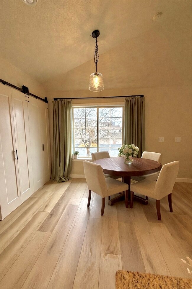 827 Cheyenne Ave, Unit 827 Cheyenne Ave Grafton in Grafton, WI - Building Photo - Building Photo