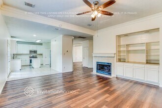 8022 Willancy Ln in Houston, TX - Foto de edificio - Building Photo