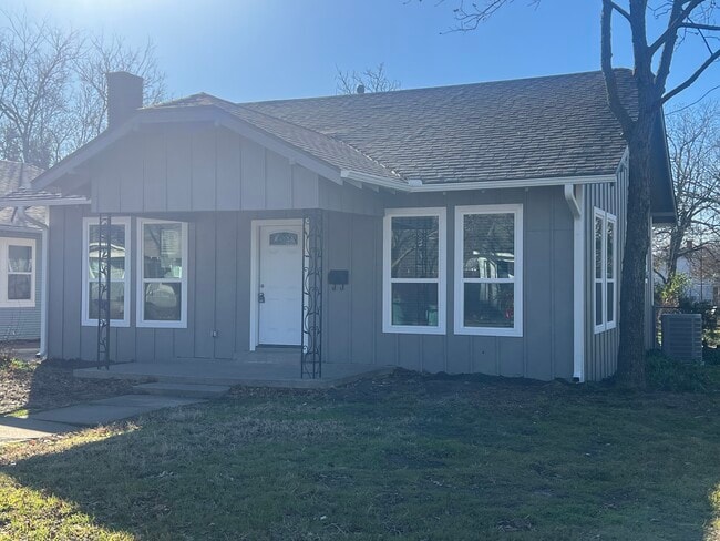 property at 822 W Fischer St