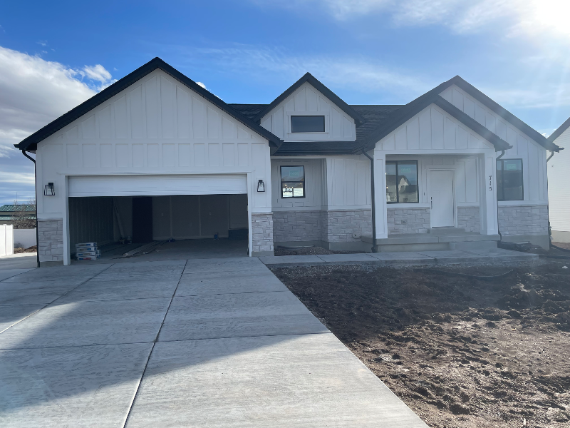 715 Cary Ln in Clearfield, UT - Building Photo