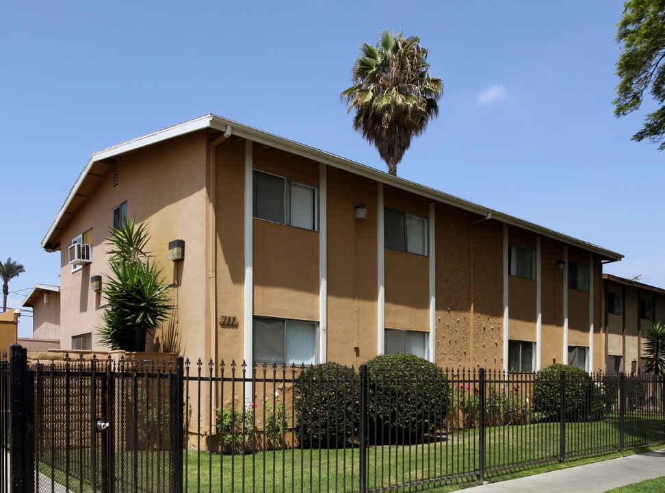 111 E Wakefield Ave in Anaheim, CA - Foto de edificio