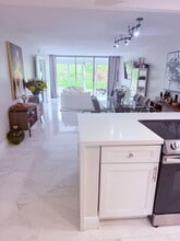 545 Oaks Ln, Unit 204 in Pompano Beach, FL - Foto de edificio - Building Photo