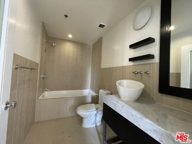 property at 727 W 7th St