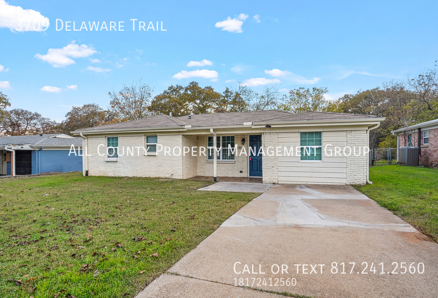 3709 Delaware Trail in Lake Worth, TX - Building Photo