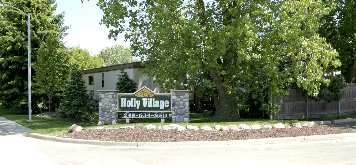 Holly Village in Holly, MI - Building Photo