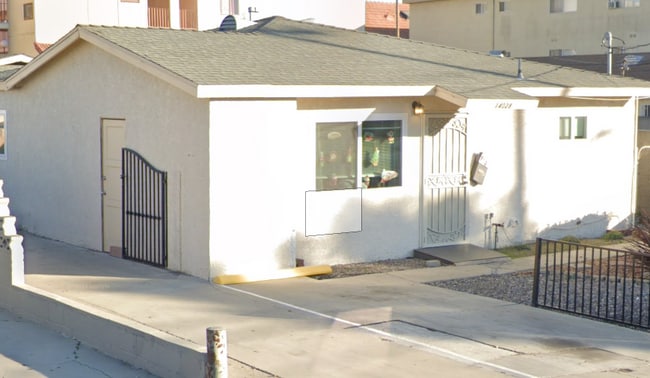 property at 14028 Doty Ave