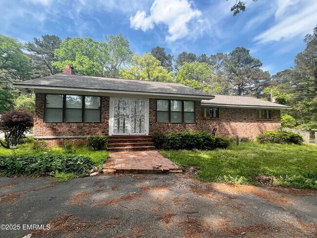 664 Old Country Club Rd W in Meridian, MS - Building Photo - Building Photo