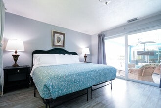 1351 Oaklawn Ct in Ft. Myers, FL - Building Photo - Building Photo