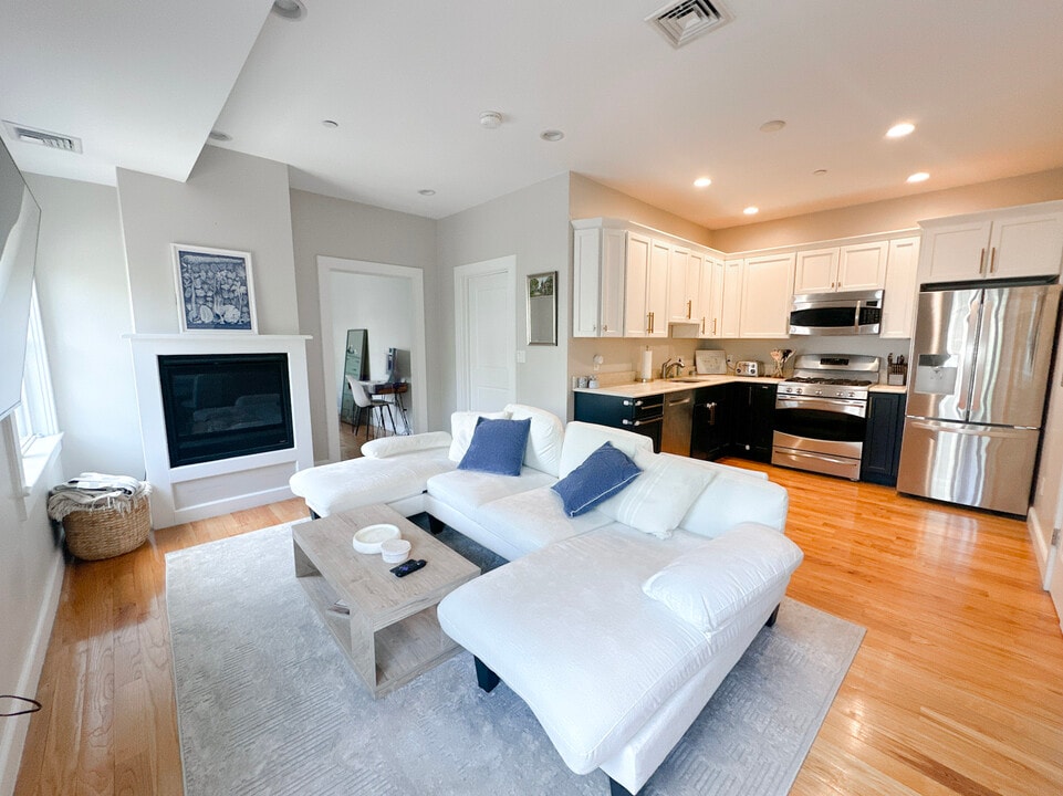 345 W Broadway, Unit 1 in Boston, MA - Building Photo