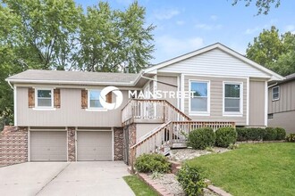 525 NW Manor Dr in Blue Springs, MO - Foto de edificio - Building Photo