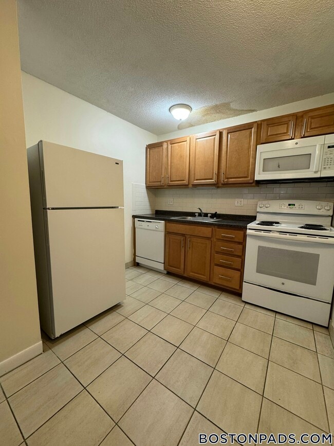 90 Gardner St, Unit 10 in Boston, MA - Foto de edificio - Building Photo