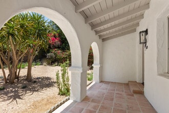 11491 Sunshine Ter in Studio City, CA - Building Photo - Building Photo