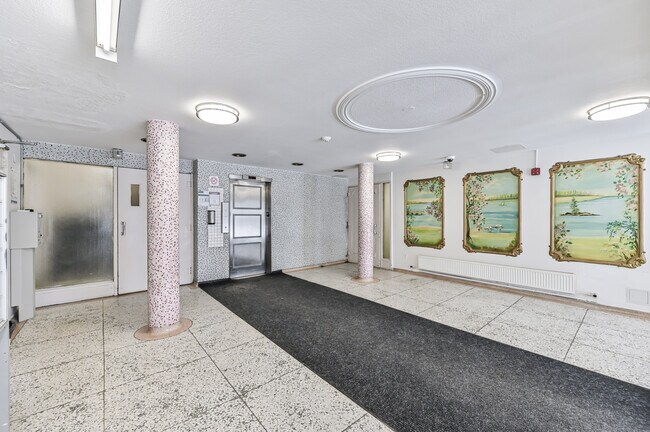 333 Dixon Road in Toronto, ON - Building Photo - Building Photo