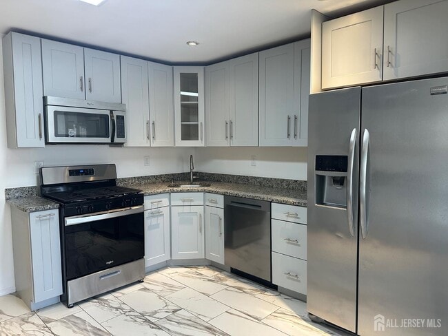 402 Rittenhouse Ct in North Brunswick, NJ - Building Photo - Building Photo