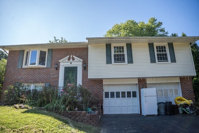 1643 Colonial Manor Dr in Lancaster, PA - Building Photo - Building Photo