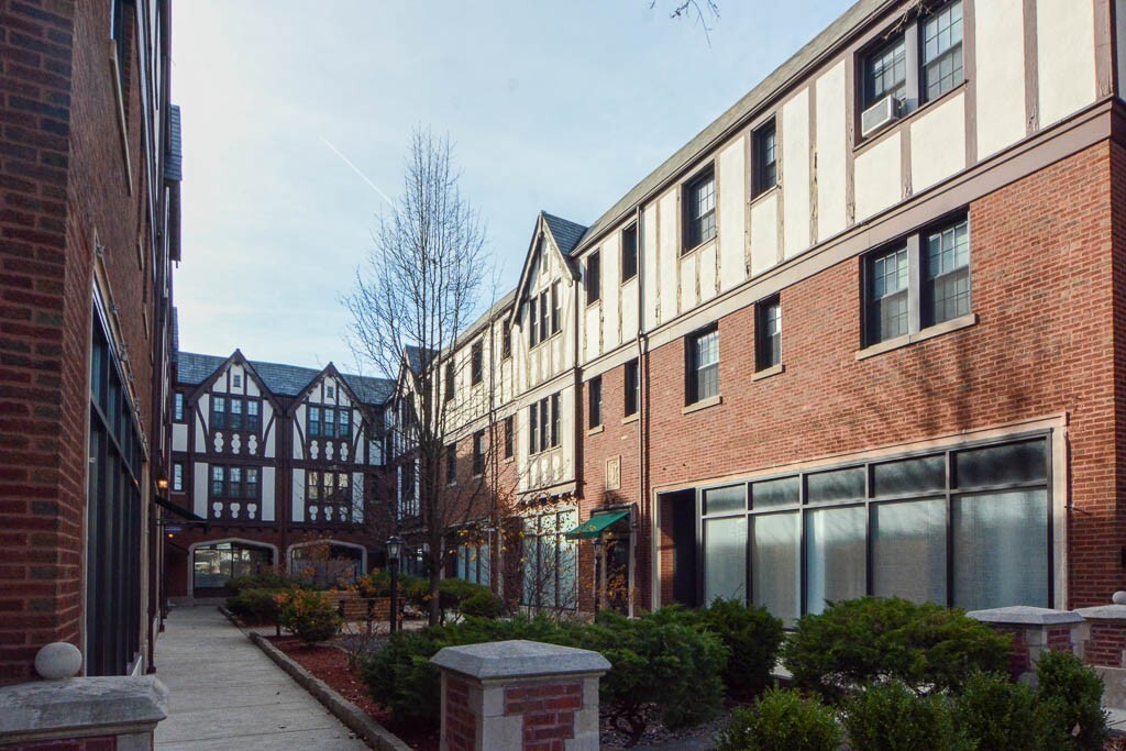 901 Green Bay Rd in Winnetka, IL - Building Photo