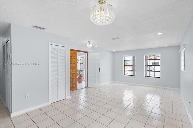 13892 SW 25th Terrace in Miami, FL - Building Photo - Building Photo