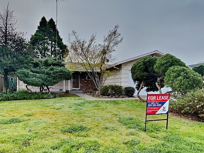 property at 3413 S Port Dr