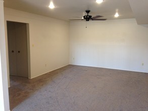 33300 Freedom Rd, Unit 12 country apartments in Farmington, MI - Building Photo - Building Photo