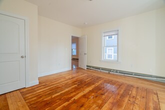 4 Congress Pl-Unit -1 in Fitchburg, MA - Foto de edificio - Building Photo