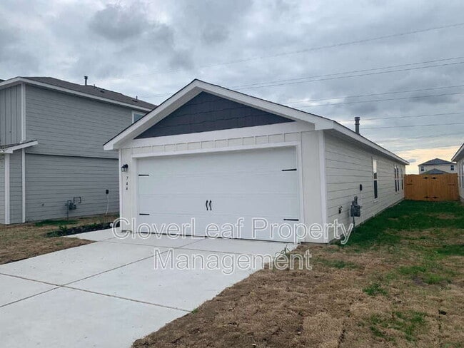 744 Shoal Crk in New Braunfels, TX - Building Photo - Building Photo