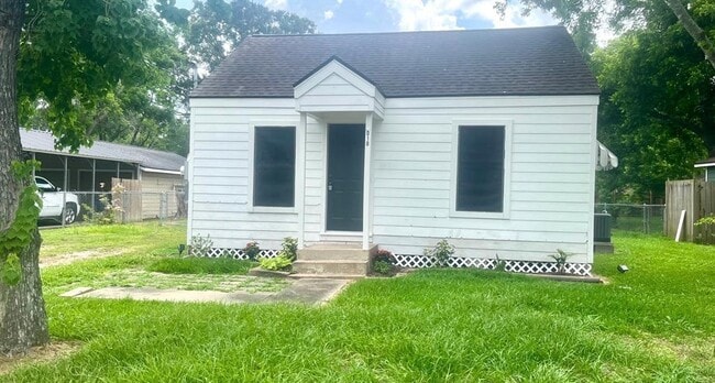 property at 1010 N Valderas St