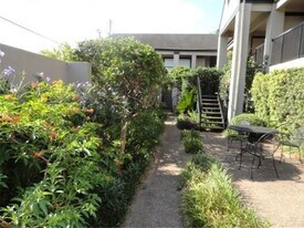 2001 Branard St, Unit 10 in Houston, TX - Building Photo