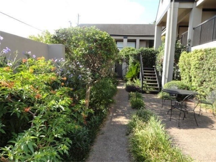 2001 Branard St, Unit 10 in Houston, TX - Building Photo