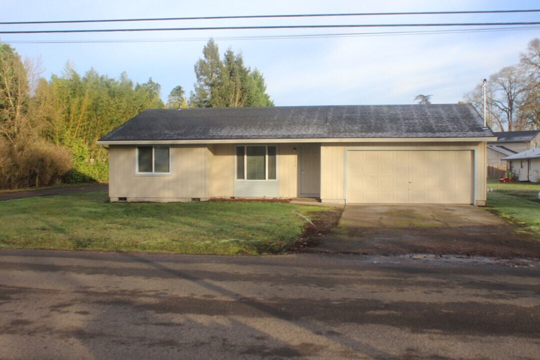 3233 NE Brogden St in Hillsboro, OR - Building Photo