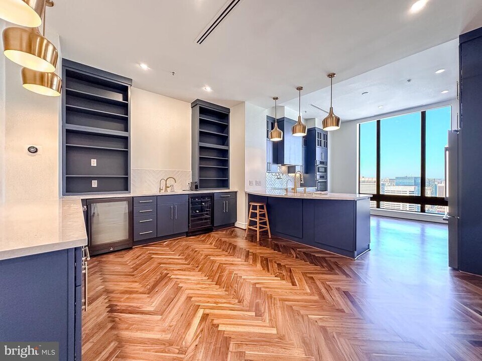 10 E Lee St in Baltimore, MD - Building Photo