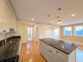 628 Trapelo Rd, Unit 1 in Belmont, MA - Building Photo - Building Photo