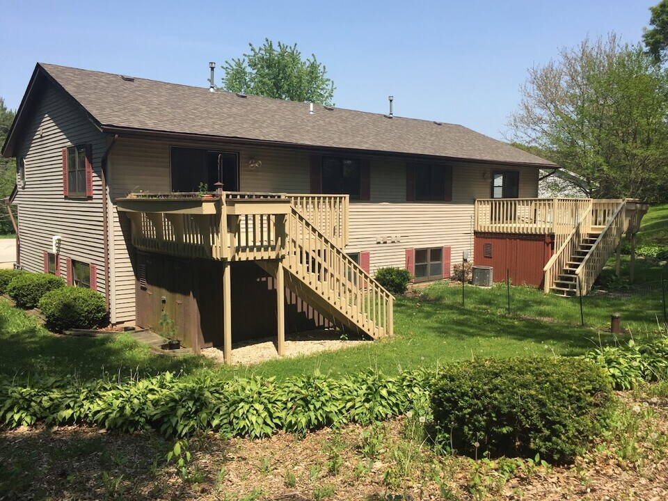 701 Mink Ranch Rd in Burlington, WI - Building Photo