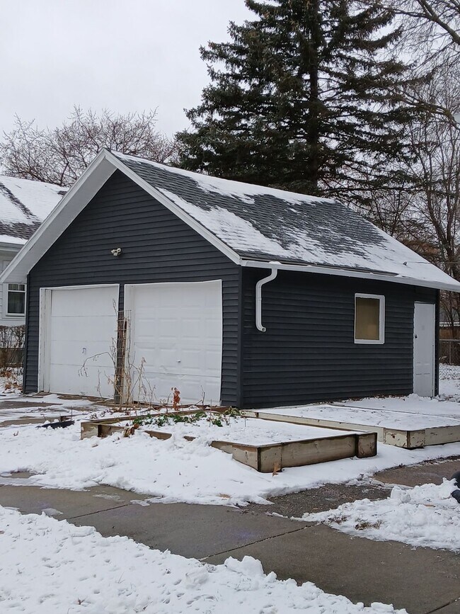 2204 Fremont St in Rockford, IL - Building Photo - Building Photo