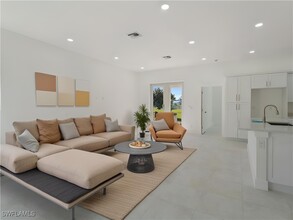506 Trinity St E in Lehigh Acres, FL - Foto de edificio - Building Photo