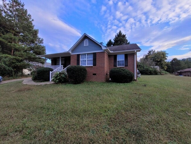 272 Faye Kight Cir in Hartwell, GA - Foto de edificio - Building Photo