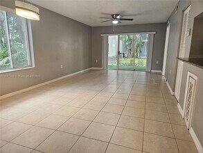 2101 Glenmoor Dr in West Palm Beach, FL - Building Photo - Building Photo
