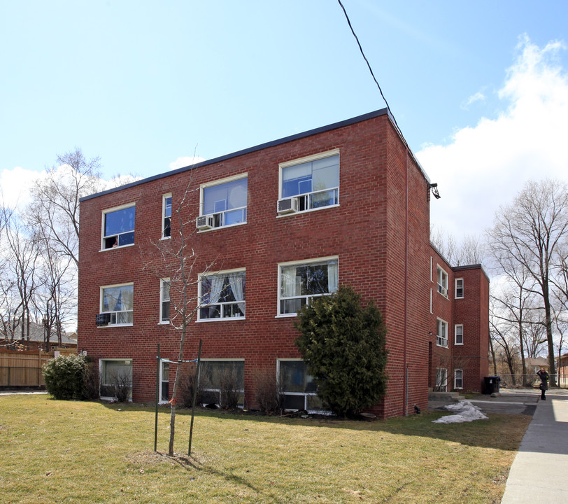 8 Rosseau Rd in Toronto, ON - Building Photo