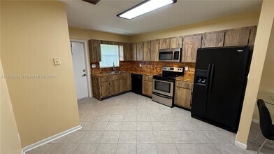 4235 SW 62nd Ave in Davie, FL - Building Photo - Building Photo