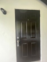 717 NE 13th Ct in Fort Lauderdale, FL - Foto de edificio - Building Photo