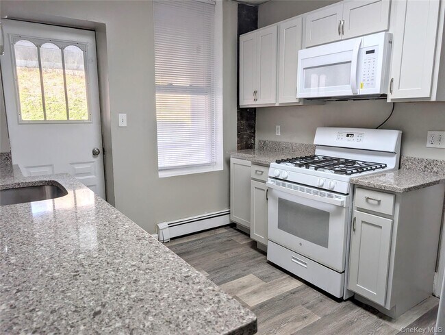 12 Railroad Ave in Chester, NY - Building Photo - Building Photo