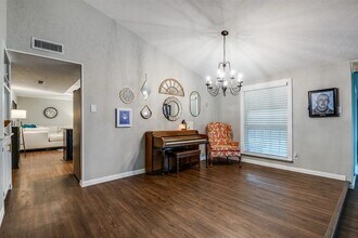 1527 W Spring Creek Pkwy in Plano, TX - Foto de edificio - Building Photo